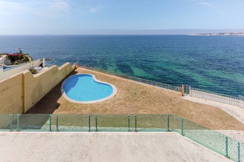 Palacete histórico no Estoril com vista de Mar
