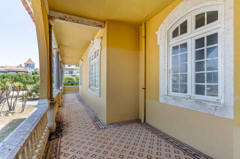 Palacete histórico no Estoril com vista de Mar