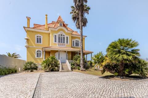 Palacete histórico no Estoril com vista de Mar