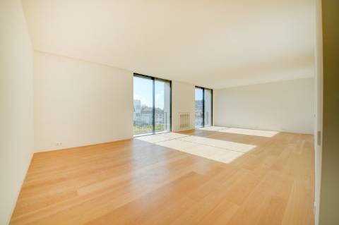 Moradia T3 com terraço e piscina, na Foz do Douro, Porto