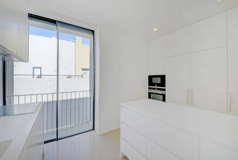 Moradia T3 com terraço e piscina, na Foz do Douro, Porto