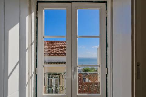 T1+1 Duplex em Alfama, com vista Rio