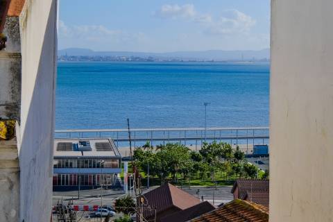 T1+1 Duplex em Alfama, com vista Rio