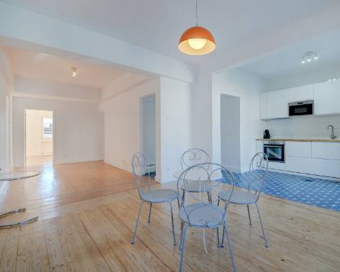 Apartamento T6 com vista desafogada sobre a Rua Santa Catarina, Porto.