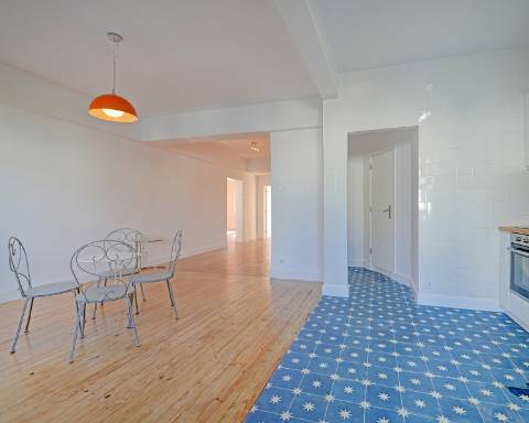 Apartamento T6 com vista desafogada sobre a Rua Santa Catarina, Porto.