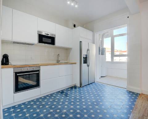 Apartamento T6 com vista desafogada sobre a Rua Santa Catarina, Porto.