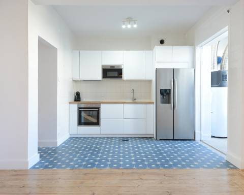 Apartamento T6 com vista desafogada sobre a Rua Santa Catarina, Porto.