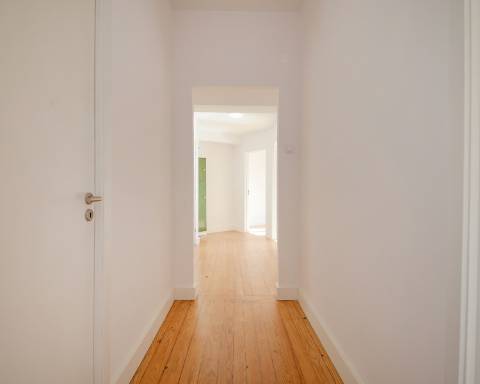 Apartamento T6 com vista desafogada sobre a Rua Santa Catarina, Porto.