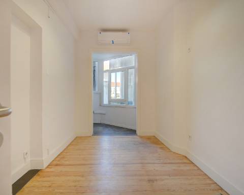 Apartamento T6 com vista desafogada sobre a Rua Santa Catarina, Porto.