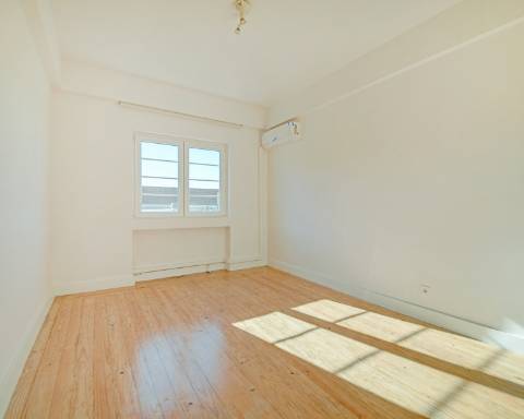 Apartamento T6 com vista desafogada sobre a Rua Santa Catarina, Porto.