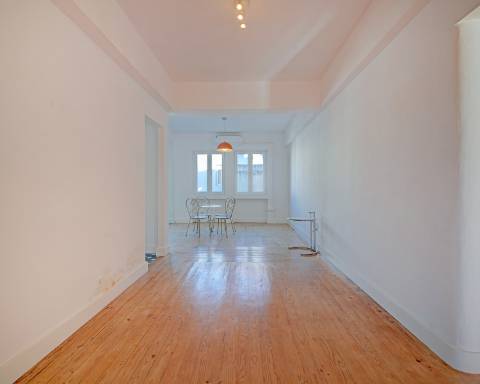 Apartamento T6 com vista desafogada sobre a Rua Santa Catarina, Porto.