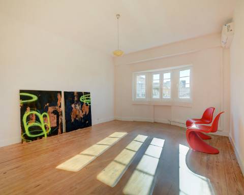 Apartamento T6 com vista desafogada sobre a Rua Santa Catarina, Porto.