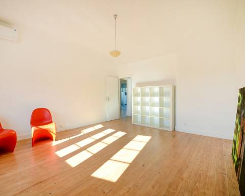 Apartamento T6 com vista desafogada sobre a Rua Santa Catarina, Porto.