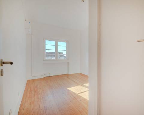 Apartamento T6 com vista desafogada sobre a Rua Santa Catarina, Porto.
