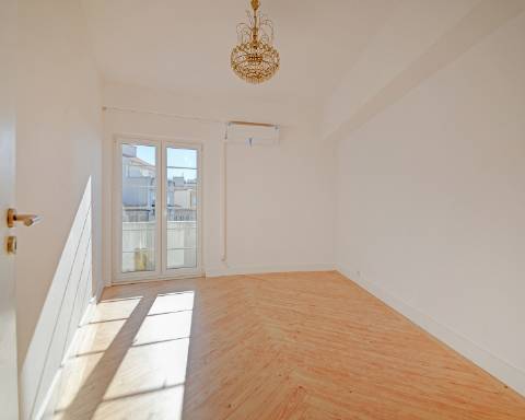 Apartamento T6 com vista desafogada sobre a Rua Santa Catarina, Porto.