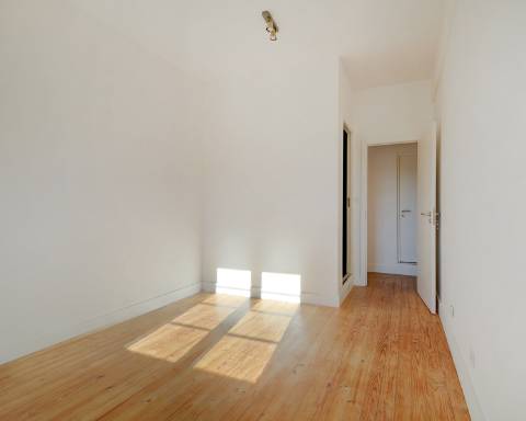 Apartamento T6 com vista desafogada sobre a Rua Santa Catarina, Porto.