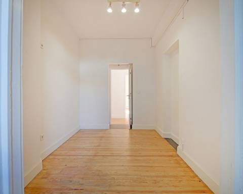 Apartamento T6 com vista desafogada sobre a Rua Santa Catarina, Porto.