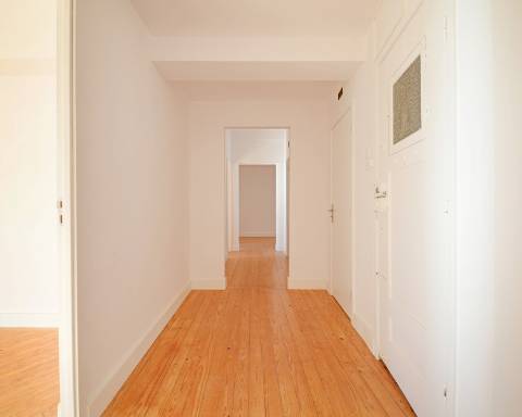 Apartamento T6 com vista desafogada sobre a Rua Santa Catarina, Porto.