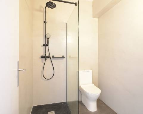 Apartamento T6 com vista desafogada sobre a Rua Santa Catarina, Porto.