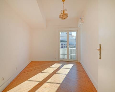 Apartamento T6 com vista desafogada sobre a Rua Santa Catarina, Porto.