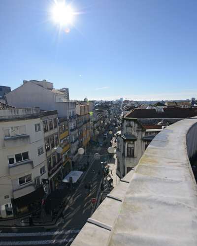 Apartamento T6 com vista desafogada sobre a Rua Santa Catarina, Porto.
