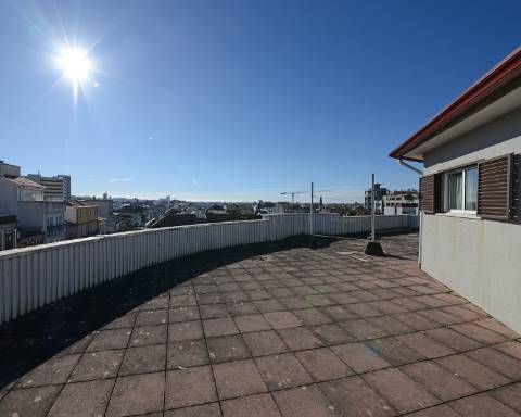 Apartamento T6 com vista desafogada sobre a Rua Santa Catarina, Porto.
