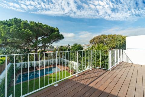 Moradia T4+1, a estrear, no Monte Estoril