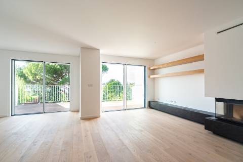 Moradia T4+1, a estrear, no Monte Estoril