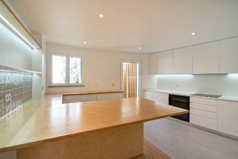 Moradia T4+1, a estrear, no Monte Estoril