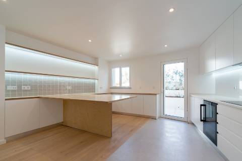 Moradia T4+1, a estrear, no Monte Estoril