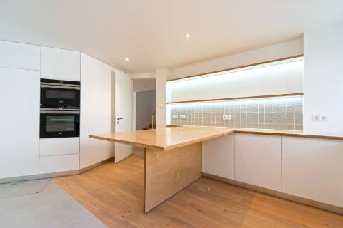 Moradia T4+1, a estrear, no Monte Estoril