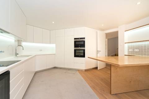 Moradia T4+1, a estrear, no Monte Estoril