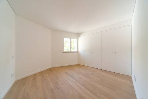 Moradia T4+1, a estrear, no Monte Estoril