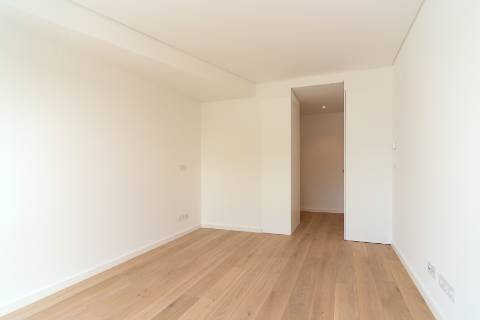 Moradia T4+1, a estrear, no Monte Estoril