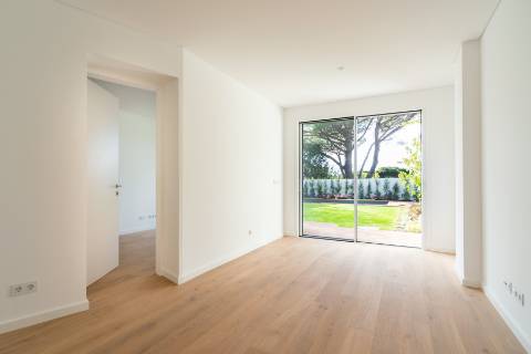 Moradia T4+1, a estrear, no Monte Estoril