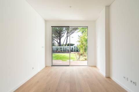 Moradia T4+1, a estrear, no Monte Estoril