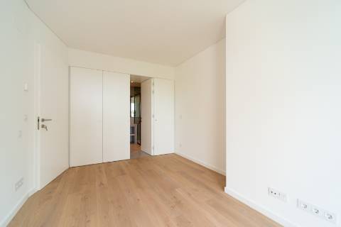 Moradia T4+1, a estrear, no Monte Estoril