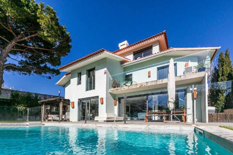 Moradia T6+1, com jardim e piscina, no Centro Histórico de Cascais