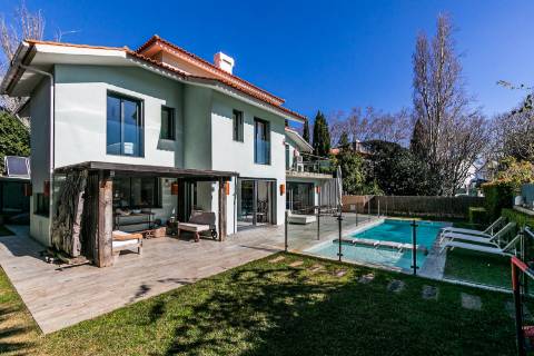 Moradia T6+1, com jardim e piscina, no Centro Histórico de Cascais