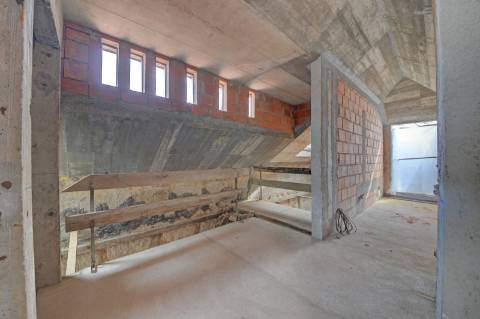 Moradia histórica com garagem a 200 metros praia