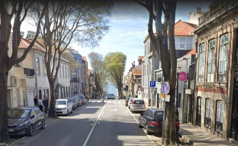 Moradia histórica com garagem a 200 metros praia