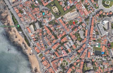 Moradia histórica com garagem a 200 metros praia