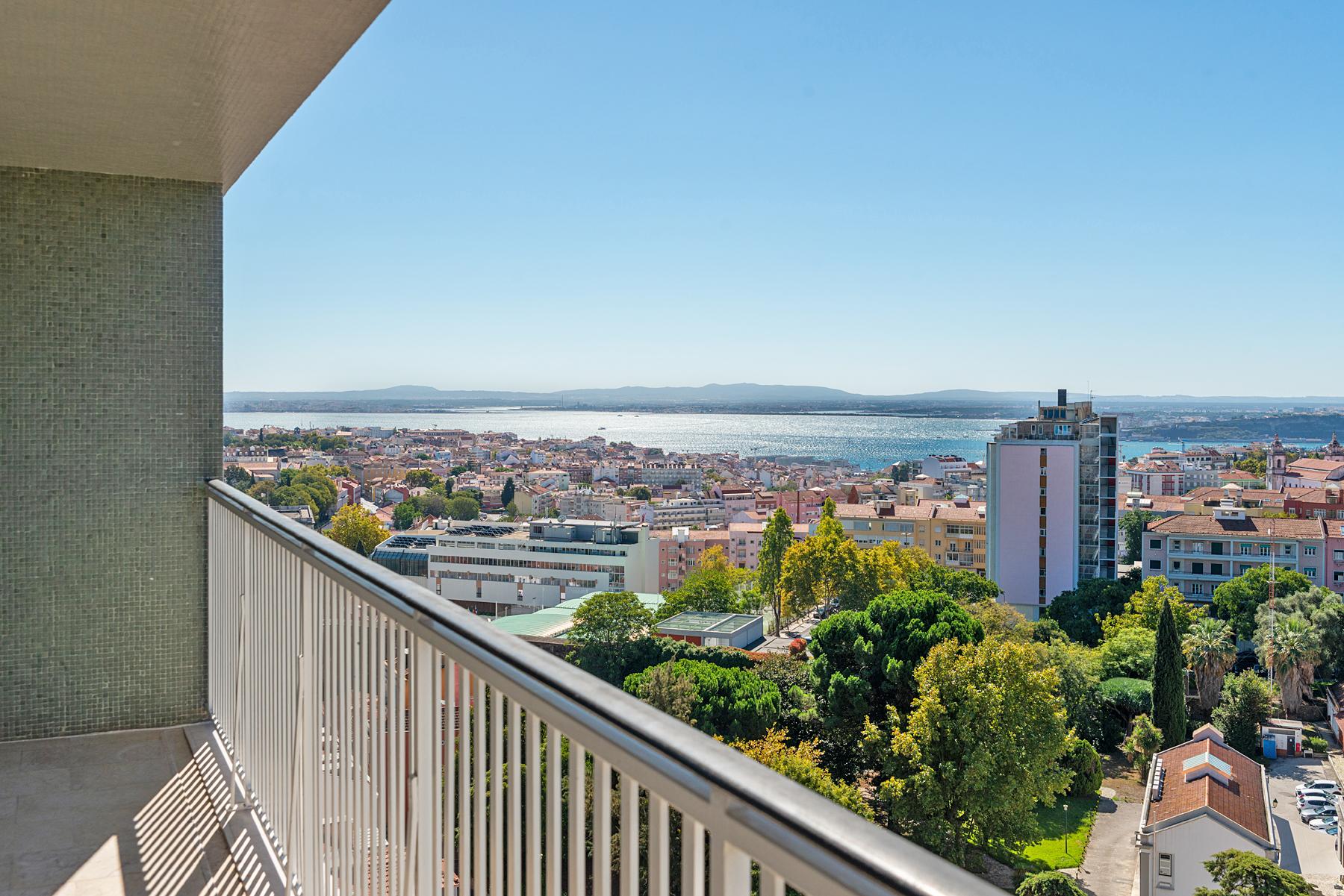 Apartamento T2 totalmente remodelado com vista deslumbrante nas Amoreiras