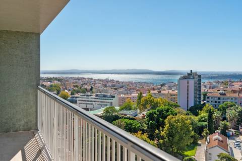 Apartamento T2 totalmente remodelado com vista deslumbrante nas Amoreiras