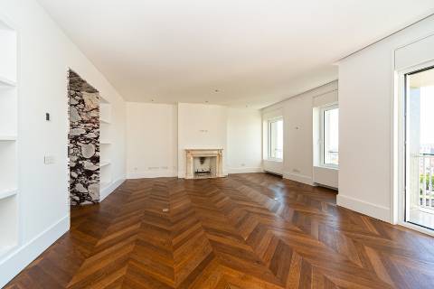 Apartamento T2 totalmente remodelado com vista deslumbrante nas Amoreiras