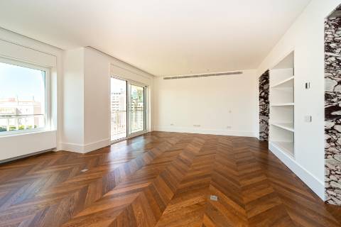Apartamento T2 totalmente remodelado com vista deslumbrante nas Amoreiras
