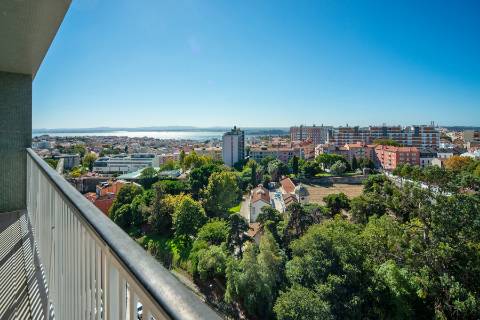 Apartamento T2 totalmente remodelado com vista deslumbrante nas Amoreiras