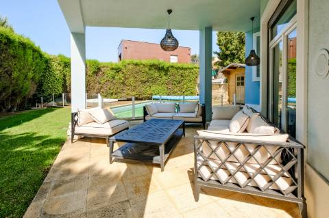 Moradia T4, com garagem, piscina e jardim, em Cascais.
