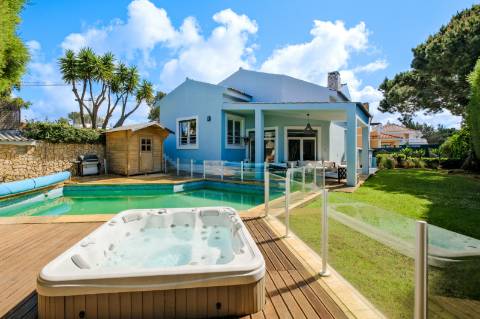 Moradia T4, com garagem, piscina e jardim, em Cascais.
