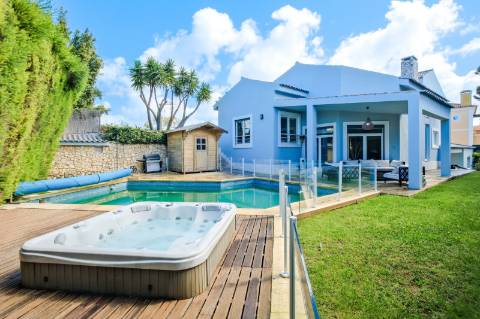 Moradia T4, com garagem, piscina e jardim, em Cascais.
